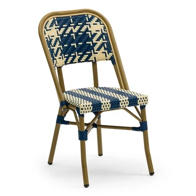 Buiten blauwe en witte Franse bistrostoelen