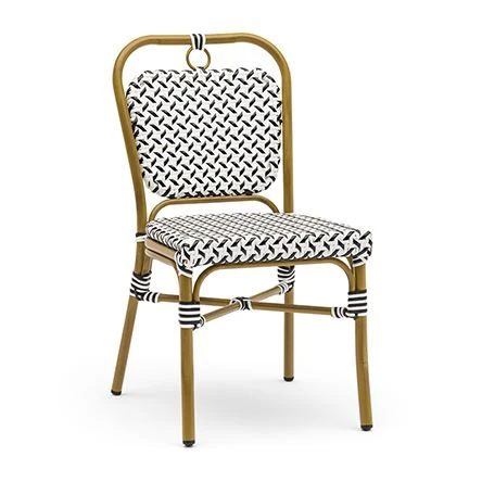 Franse-geïnspireerde eetkamerstoelen op het terras